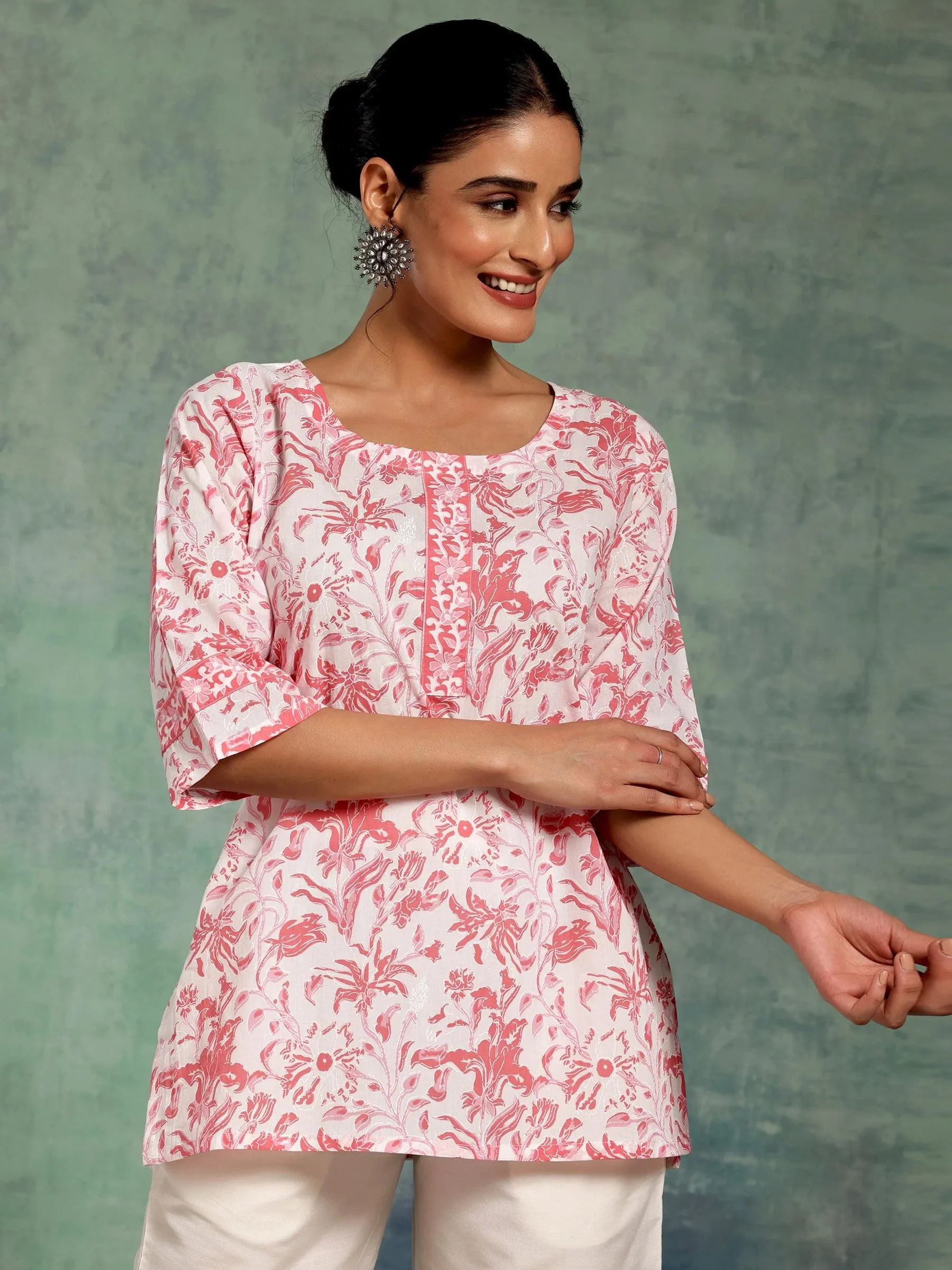 1_5aab143c-8d89-4be4-b992-d655db23a4e6.webp White Printed Cotton Straight Kurti - Image 1